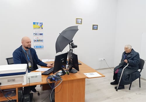 Безбар’єрність в дії: у Шепетівці допомогли 89-річній жінці оформити сучасний паспорт
