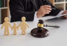 У сусідній із Хмельниччиною області опікунка дитини подала до суду на біологічних батьків