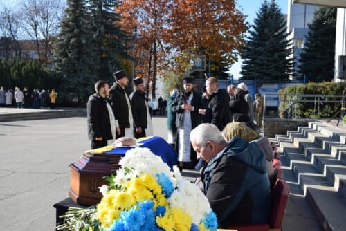 Понад рік вважався зниклим безвісти: Шепетівська громада прощалася із навідником