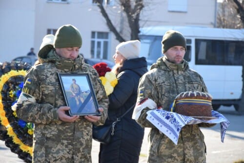 Понад рік вважався зниклим безвісти: Шепетівська громада прощалася із навідником