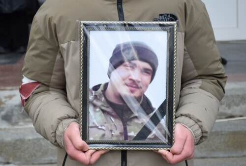 Він хотів помститися за брата: у Шепетівці попрощалися із солдатом Юрієм Гринем