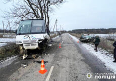 На Шепетівщині зіштовхнулися маршрутний автобус та легковик