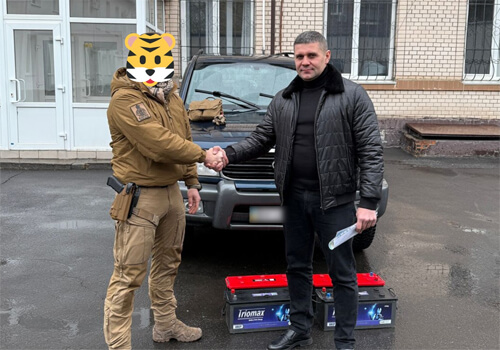 Прокурори Хмельниччини передали бійцям на передову автомобіль