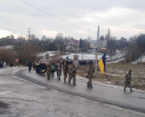 Його найрідніші жінки щиро молилися за те, щоб повернувся живим та неушкодженим: у Судилківській громаді попрощалися із Денисом Березюком