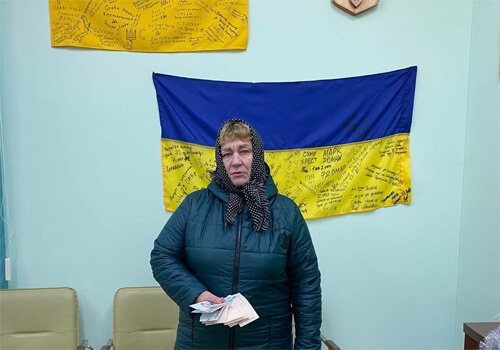 На Шепетівщині мати загиблого захисника передала гроші для допомоги військовим