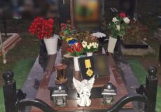 У сусідній із Хмельниччиною області поліція вияснила, чому жінка викрала з могили Героя букети квітів