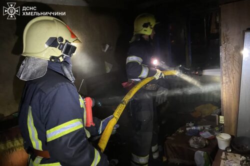 У Шепетівці через пустощі дітей з вогнем горів будинок: є постраждала