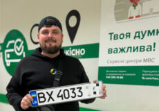 До сервісного центру МВС на Хмельниччині завітав відомий комік