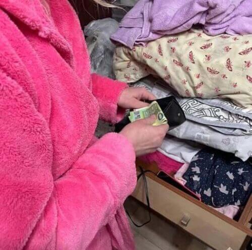 У новорічну ніч жінка викликала поліцію, бо запідозрила клінінгову компанію у недобросовісності: інцидент у сусідній із Хмельниччиною області