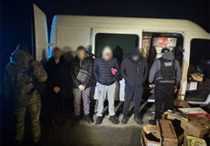 У сусідній із Хмельниччиною області знайшли «туриста» між коробок з-під бананів