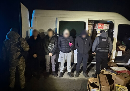 У сусідній із Хмельниччиною області знайшли «туриста» між коробок з-під бананів