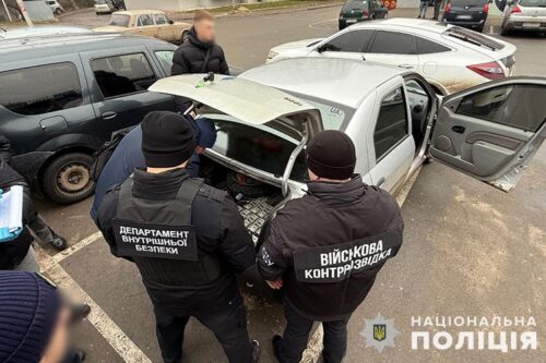 Мешканець сусідньої з Хмельниччиною області за кругленьку суму обіцяв допомогу тим, не хто не бажає нести службу в армії