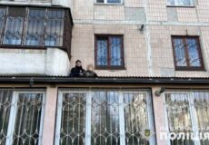 Хлопчик «вийшов» погуляти через вікно третього поверху: інцидент у сусідній із Хмельничичною області