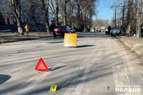 На Хмельниччині госпіталізували пенсіонерку, яка потрапила під колеса автівки