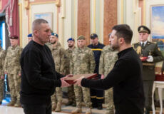 Президент Зеленський вручив орден «Золота Зірка» рідним полеглого Героя України з Хмельниччини