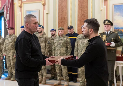 Президент Зеленський вручив орден «Золота Зірка» рідним полеглого Героя України з Хмельниччини