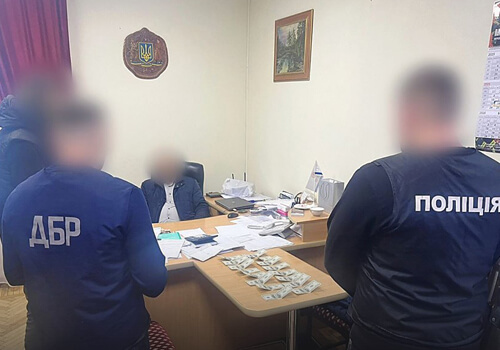 Служба у тилу або непридатність за 1600 доларів: викрили посадовця РВА на Хмельниччині