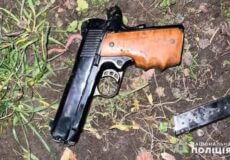 На Хмельниччині чоловік переробив стартовий пістолет на бойову зброю