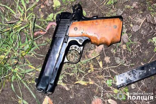 На Хмельниччині чоловік переробив стартовий пістолет на бойову зброю