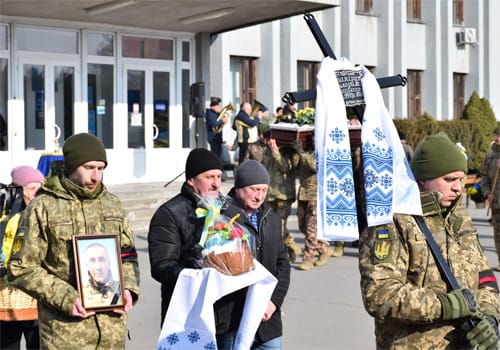 У Шепетівці до Небесного воїнства провели сапера Володимира Кушнірука
