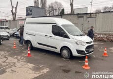 Від травм, отриманих на парковці, загинула пенсіонерка з Хмельниччини