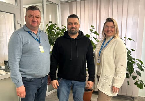 Фронтмен відомого рок-гурту прийшов у Міграційну службу на Хмельниччині