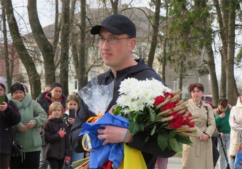 На Шепетівщині односельці з квітами зустріли земляка, який повернувся із російського полону