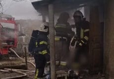 На Хмельниччині з палаючого помешкання винесли двох людей