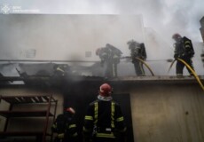 У Хмельницькому 25 рятувальників ліквідовували пожежу поблизу торгового центру
