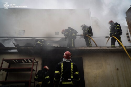 У Хмельницькому 25 рятувальників ліквідовували пожежу поблизу торгового центру