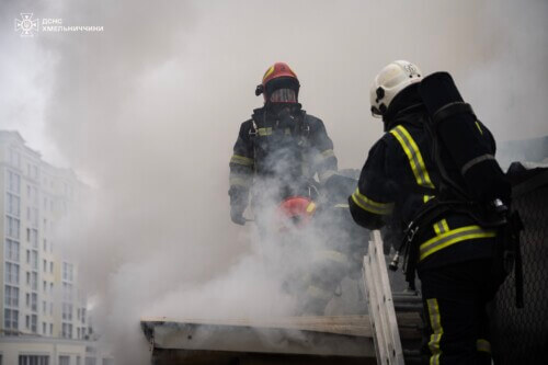 У Хмельницькому 25 рятувальників ліквідовували пожежу поблизу торгового центру