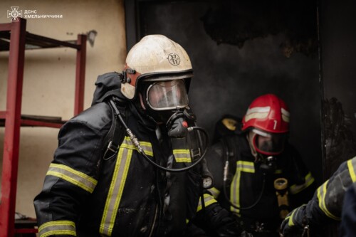 У Хмельницькому 25 рятувальників ліквідовували пожежу поблизу торгового центру