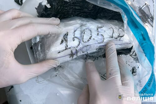 У Хмельницькому молода жінка йшла з торбою забороненого