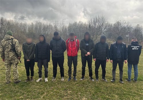 Неповнолітній вів чоловіка із Хмельниччини до кордону, але там на них чекали