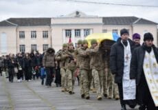 Загинув рятуючи побратимів: у Шепетівці провели у засвіти молодшого сержанта