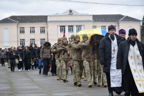 Загинув рятуючи побратимів: у Шепетівці провели у засвіти молодшого сержанта
