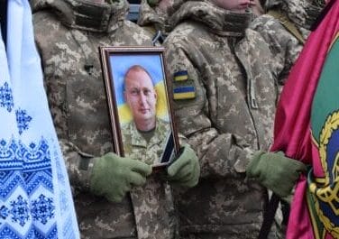 Загинув рятуючи побратимів: у Шепетівці провели у засвіти молодшого сержанта