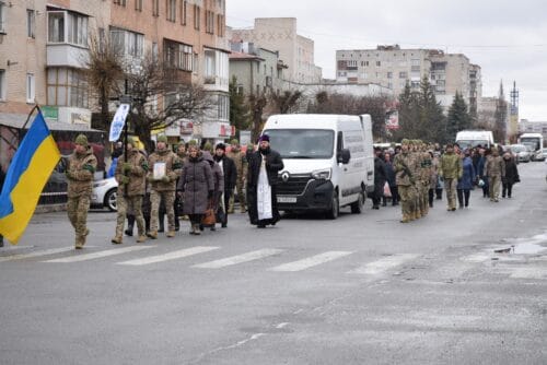 Загинув рятуючи побратимів: у Шепетівці провели у засвіти молодшого сержанта