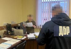 Примушувала відмовитися від бронювання та душила: посадовицю ТЦК підорюють у перевищенні