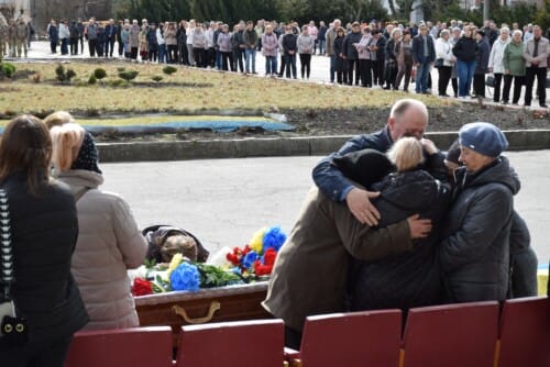 У Шепетівці попрощалися із загиблим солдатом Сергієм Ткачуком