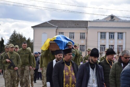 У Шепетівці попрощалися із загиблим солдатом Сергієм Ткачуком