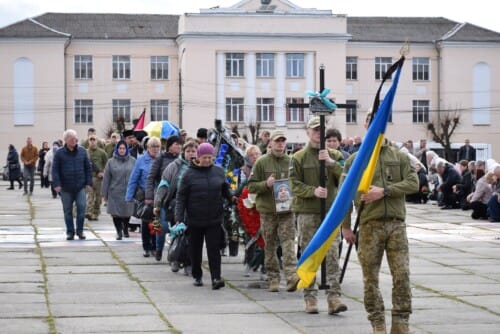 У Шепетівці попрощалися із загиблим солдатом Сергієм Ткачуком