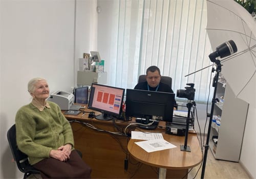 93-річна жителька Хмельниччини обміняла старий документ на сучасний
