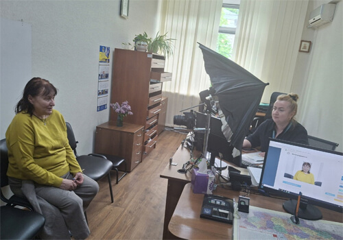Відома художниця прийшла у міграційну службу на Хмельниччині
