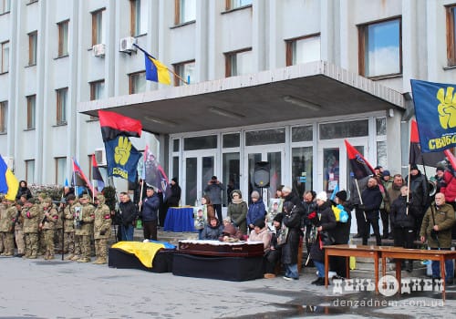 Заповів розвіяти прах над Говерлою: у Шепетівці прощалися із Захисником з позивним «Крук»