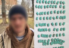 У жителя Шепетівщини виявили понад сотню кольорових таблеток