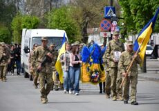 Він був не просто солдатом: у Шепетівці прощалися з полеглим воїном Романом Ткачем