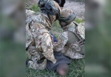 На Хмельниччині чоловік націлив на шерифів рушницю, а тоді зачинився у будинку