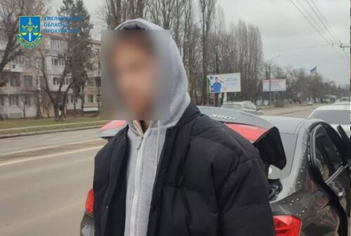 На Хмельниччині молодик забрав «багатообіцяючу» посилку, але нарвався на патрульних