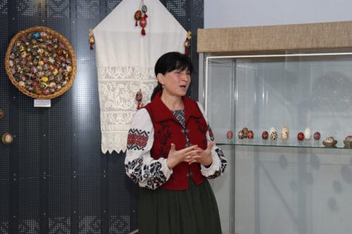 Тисяча великодніх яєць і жодного однакового: на Хмельниччиниі відбулося відкриття етно-виставки